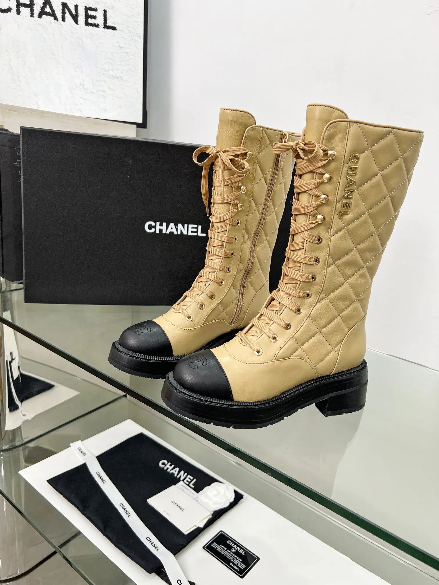 👟👟Ex-factory price 840👟👟 2025CHANEL I finally own this pair of Chanel diamond boots💫 Classic diamond pattern with black and white color, fashionable and high-end, and the thick sole is super stable for walking~ It instantly turns into a fashionable and cool cover when you put it on. Who knows the charm of Fragrant Grandma? When I was asked about the link while shopping, I was so happy🥳 Fabric: sheepskin, cow suede Lining: sheepskin Color: black white apricot Code number: 5-40 (41 customized)